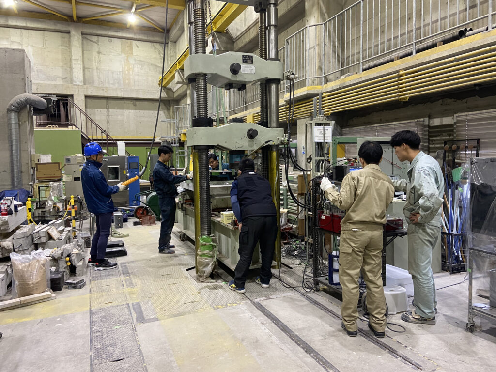 横浜国立大学にて曲げ強度試験実施！！